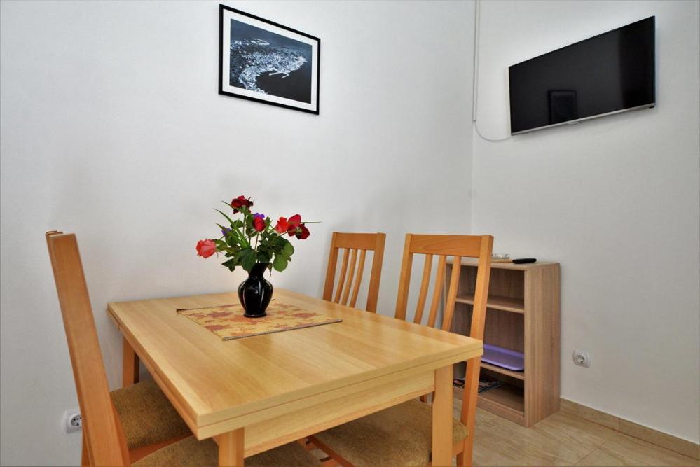 Apartments Viola Betina  Rum bild