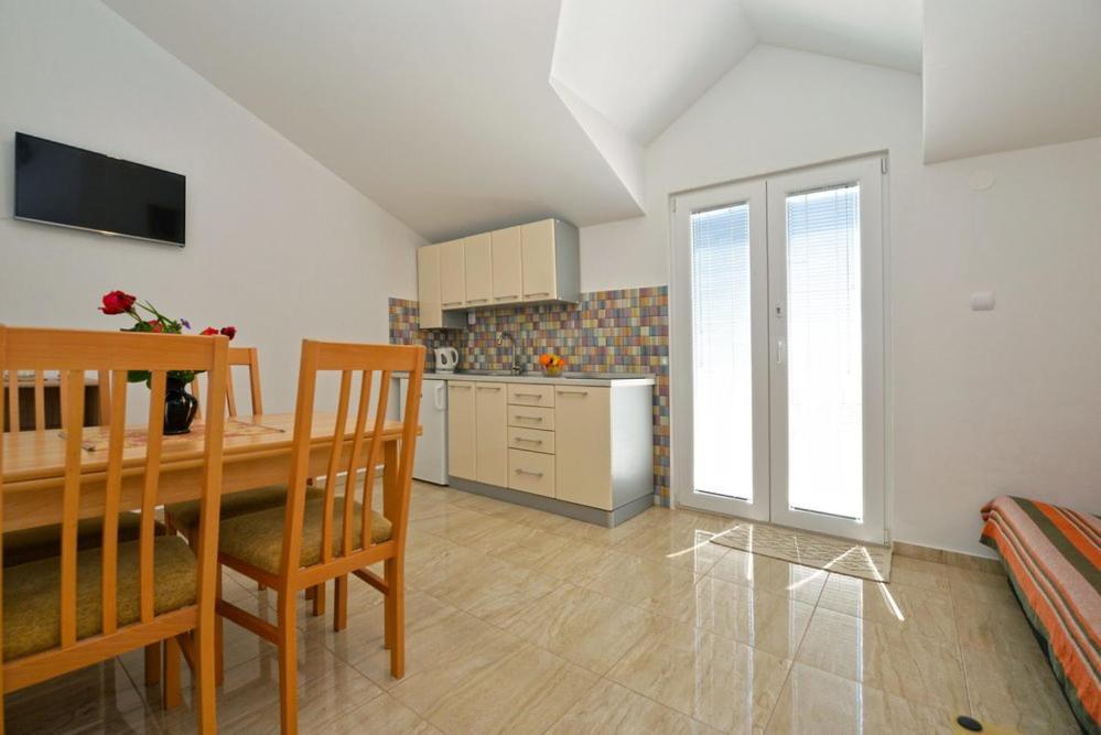 Apartments Viola Betina  Rum bild