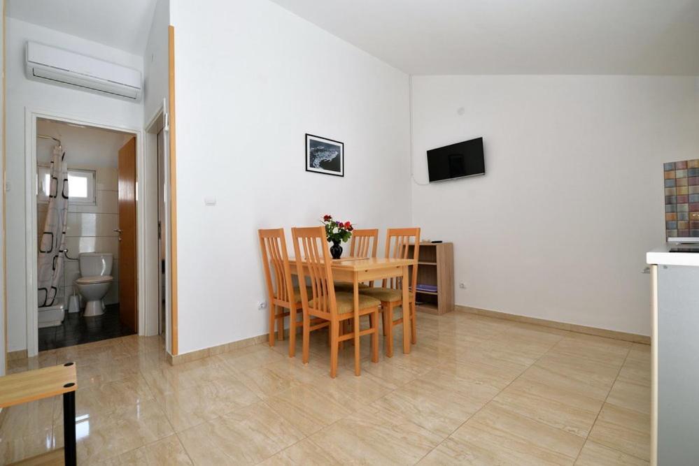 Apartments Viola Betina  Rum bild