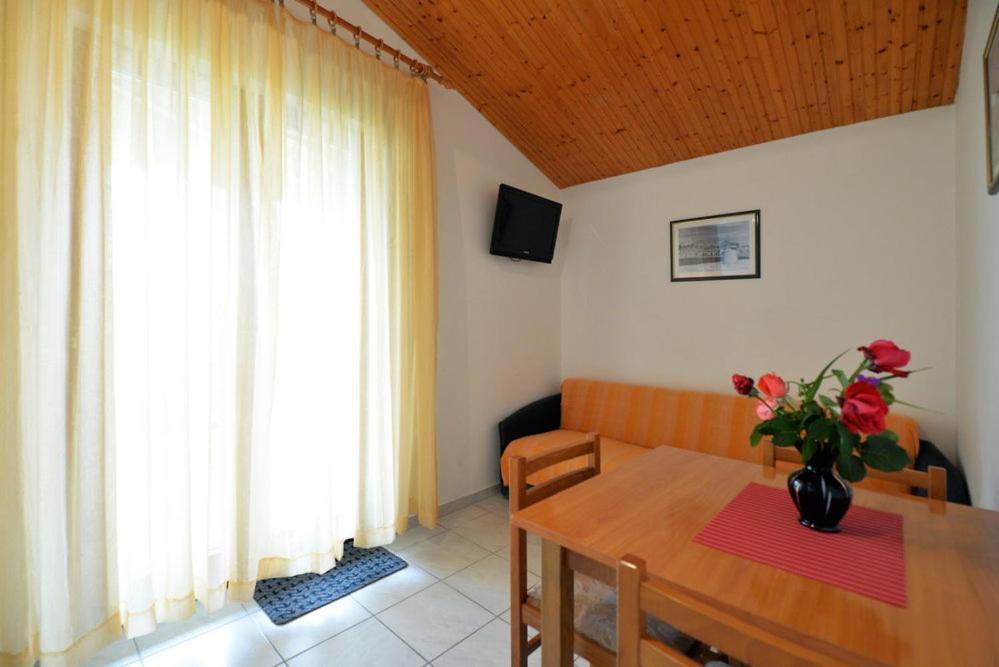 Apartments Viola Betina  Rum bild