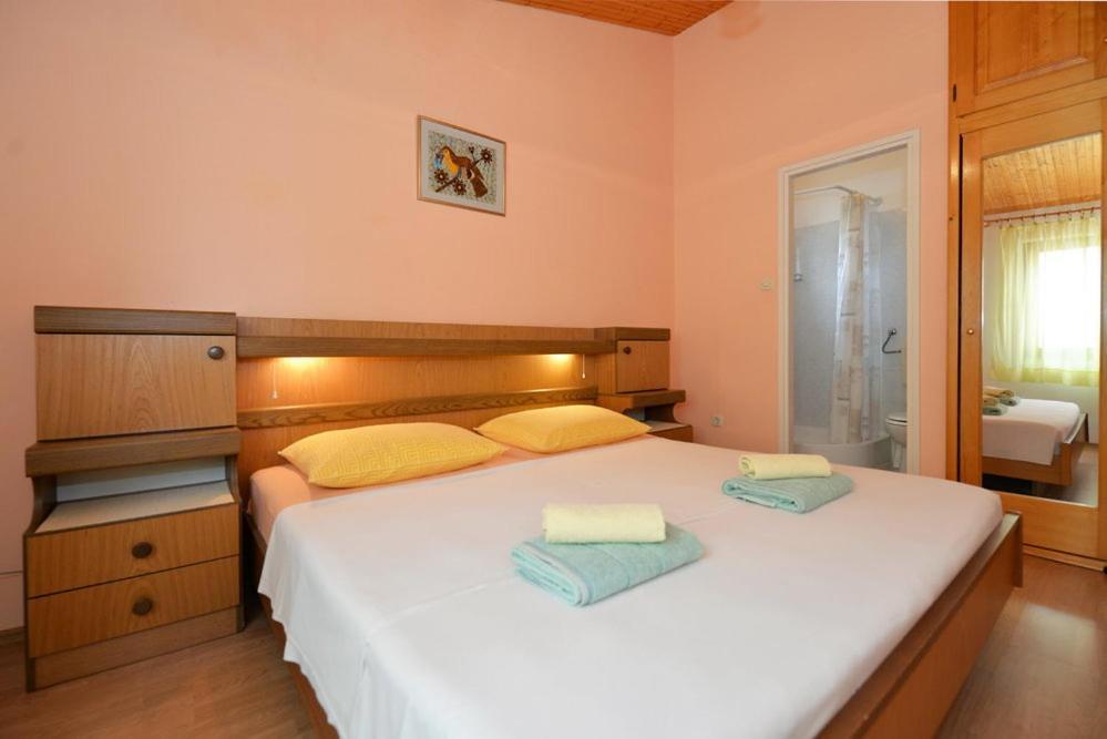 Apartments Viola Betina  Rum bild