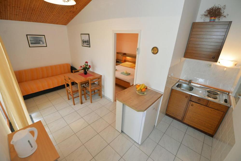 Apartments Viola Betina  Rum bild